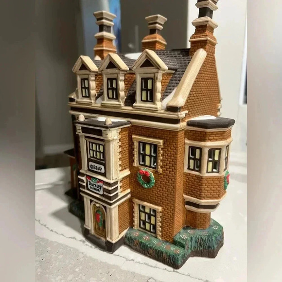Dept 56 Dickens' Village Series Dursley Manor Christmas Light Up Christmas home - Picture 5 of 12